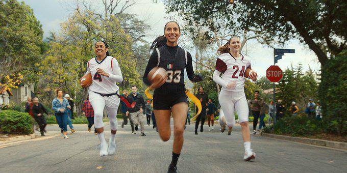 Mexicana Diana Flores protagoniza comercial de la NFL en el Super Bowl LVII