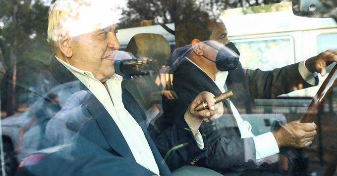 Usando un traje y con un puro en la mano, el empresario Alonso Ancira, conocido como el “Rey del Acero”, dejó esta tarde el Reclusorio Norte