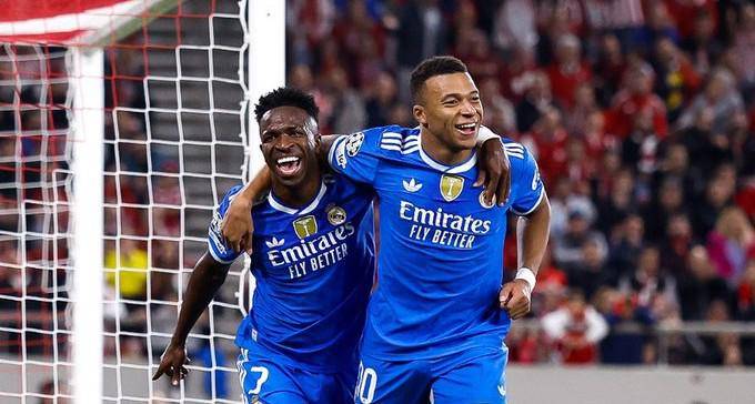 El protagonismo fue para Kylian Mbappé (der.), quien firmó cuatro tantos en la victoria del Real Madrid sobre Olympiacos (3-4).