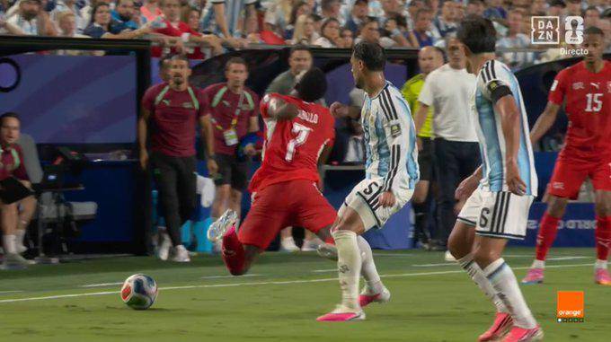 Breel Embolo vio la segunda amarilla tras esta acción.