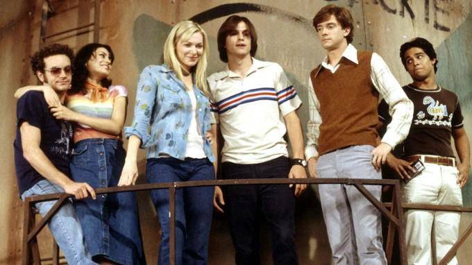 Cinco de las seis jóvenes estrellas originales de That ‘70s Show regresan en la secuela de Netflix, That ‘90s Show.