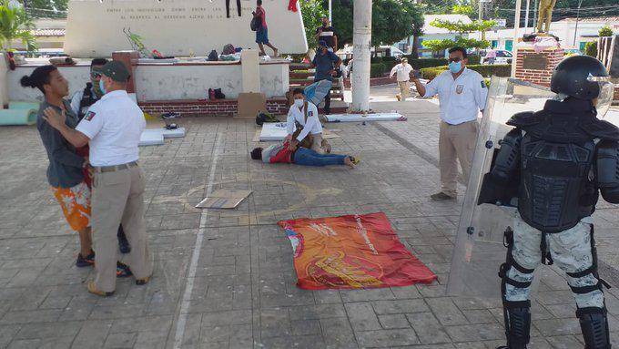 Un número indeterminado de personas fue arrestado y se desconoce su paradero.