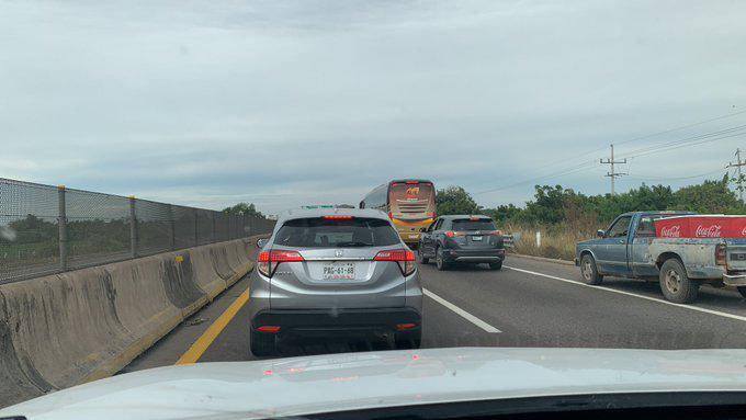 La circulación sobre la autopista Mazatlán-Culiacán se ha mantenido cerrada por horas debio a una operación con contenedores.