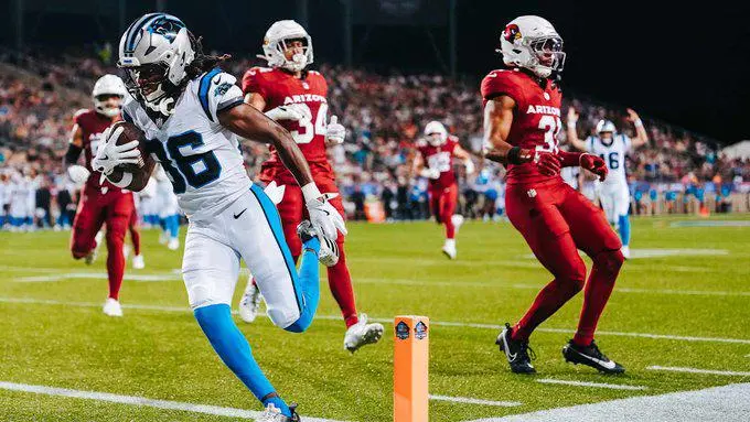 Panthers vencen a Cardinals con touchdown sobre la hora en el Juego del Salón de la Fama.