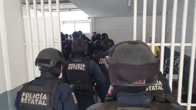 Elementos de la Policía Estatal Preventiva ingresan al Penal de Aguaruto para un operativo.