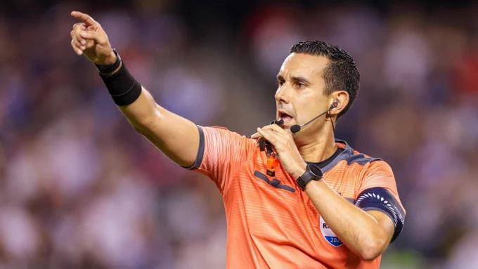 César Arturo Ramos Palazuelos pita por segunda vez en la liga árabe.