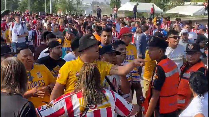 Se presenta conato de bronca entre aficionados de Chivas y Tigres