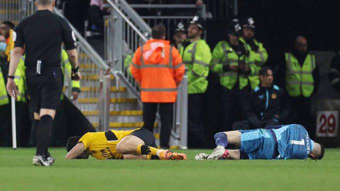 $!Raúl Jiménez es expulsado en derrota de los Wolves ante el Leeds (VIDEO)