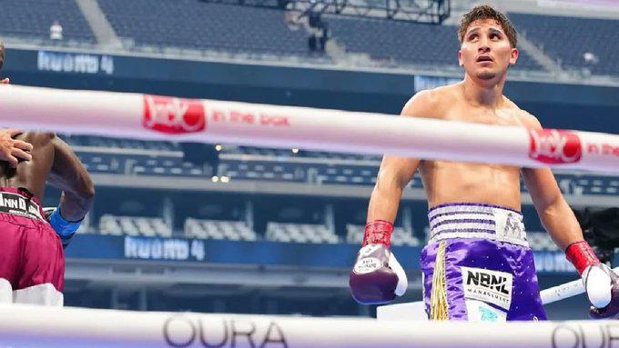 $!Marco Verde sigue invicto al vencer por KO técnico a Sona Akale en el cuarto round