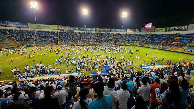 Una estampida en el Estadio Cuscatlán provocó la muerte de 12 personas.