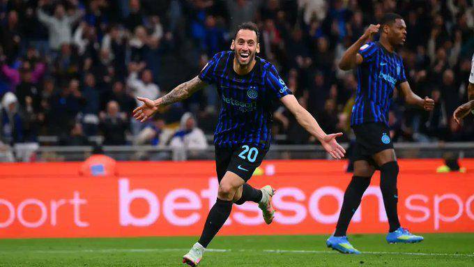 Calhanoglu anotó en par de ocasiones para meter al Inter a la Copa de la Copa Italia.