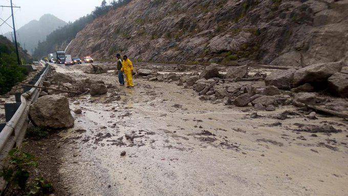 Las precipitaciones generadas por “Orlene” ocasionaron un derrumbe en el kilómetro 128 de la carretera Durango-Mazatlán.