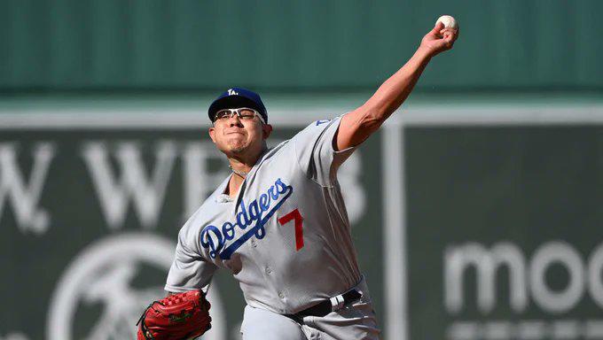 Los Dodgers borran imagen de Julio Urías de mural