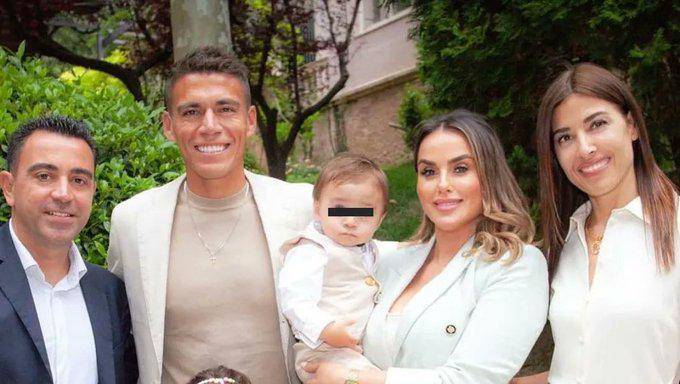 La familia de Héctor Moreno junto a Xavi Hernández en el bautizo de Bruno.