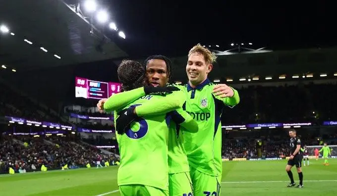 Fulham vence 3-2 al Burnley.