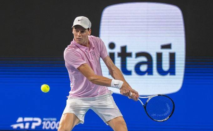 Jannik Sinner se impone a Alex Michelsen en los octavos de final del Abierto de Miami.
