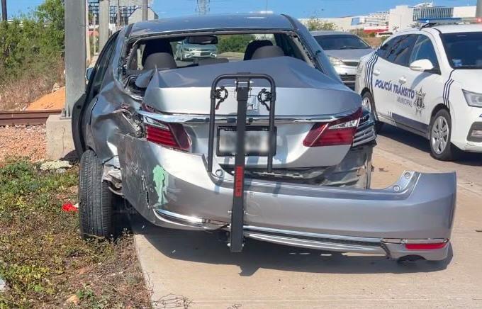 $!Tren embiste automóvil en cruce ferroviario de Marina Mazatlán; conductora abandona el lugar