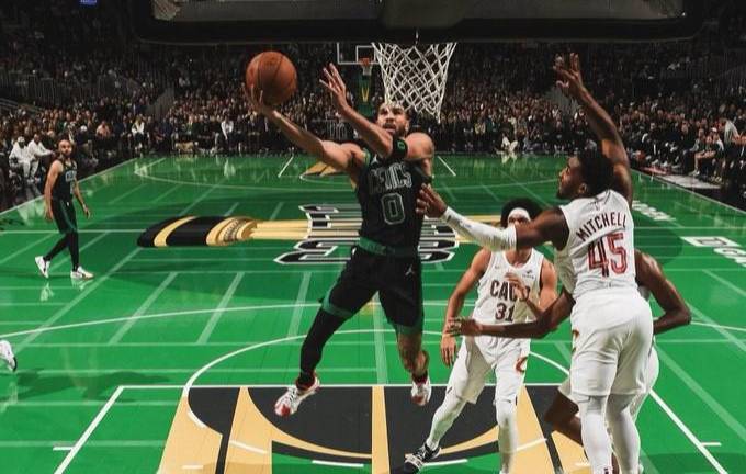 Jayson Tatum puso 33 puntos en el electrónico para el triunfo de los Celtics.