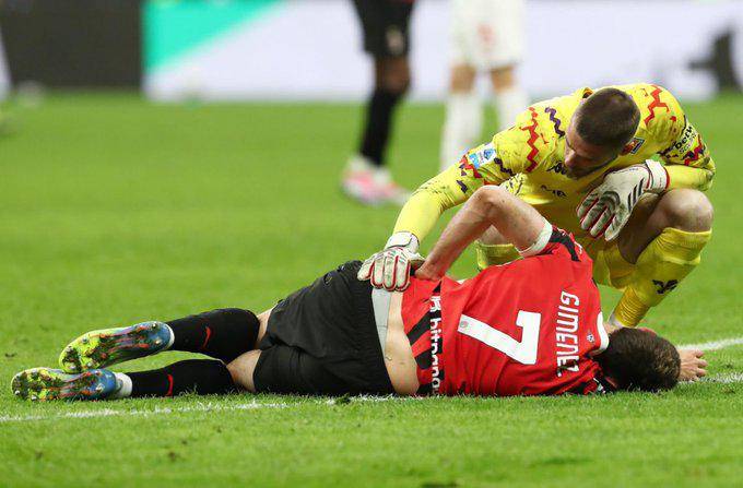 Santiago Giménez no estará listo para jugar la Supercopa de Italia por el AC Milan.