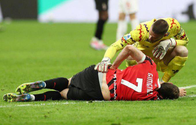 Santiago Giménez no estará listo para jugar la Supercopa de Italia por el AC Milan.