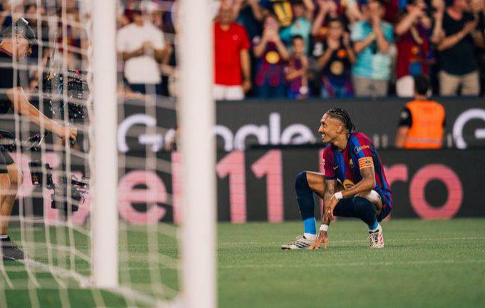 Raphinha abre el marcador por el Barcelona.