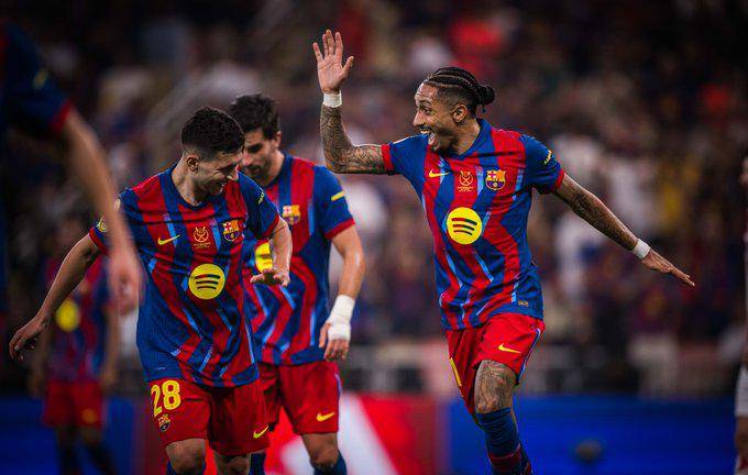 Raphinha marca doblete.