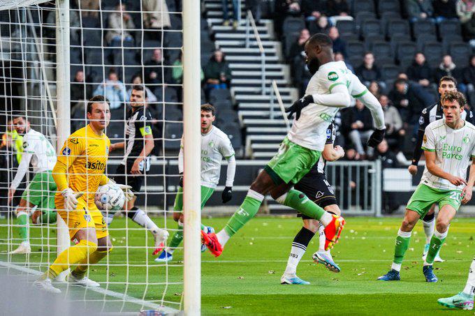 Santiago Giménez participa en goleada del Feyenoord