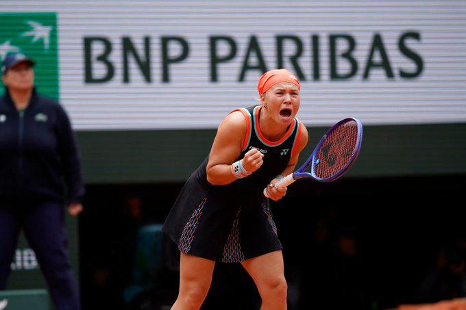 $!Sabalenka se despide de Roland Garros tras caer ante Shnaider en cuartos de final