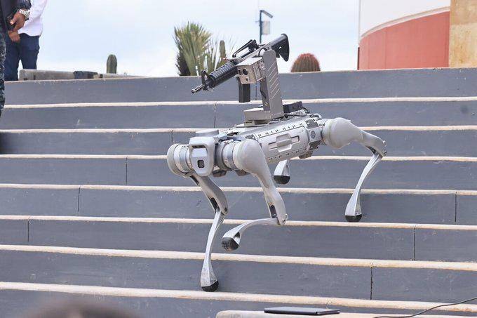 Zacatecas presenta ‘perro robot’ armado que usará en operativos de seguridad