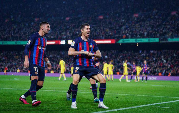 Robert Lewandowski marca gol por el Barcelona.