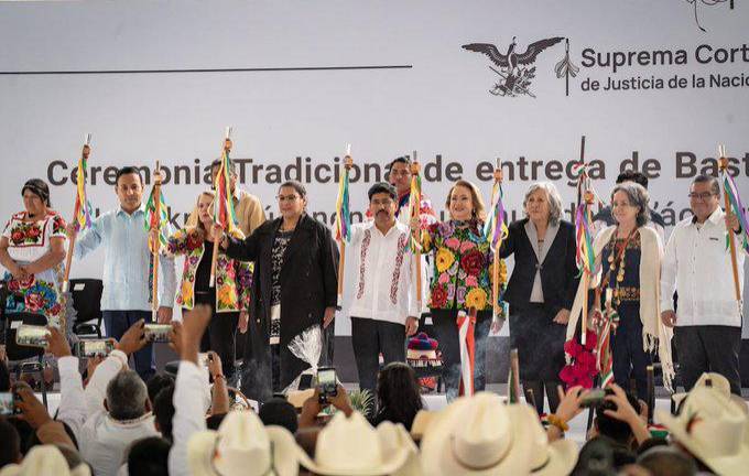 Las y los nuevos ministros electos de la Suprema Corte de Justicia de la Nación (SCJN) recibieron los bastones de mando y fueron “purificados” en una ceremonia tradicional.