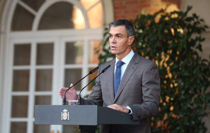 El Presidente Pedro Sánchez realizó el anuncio con un mensaje desde el Palacio de La Moncloa, sede del Gobierno español.
