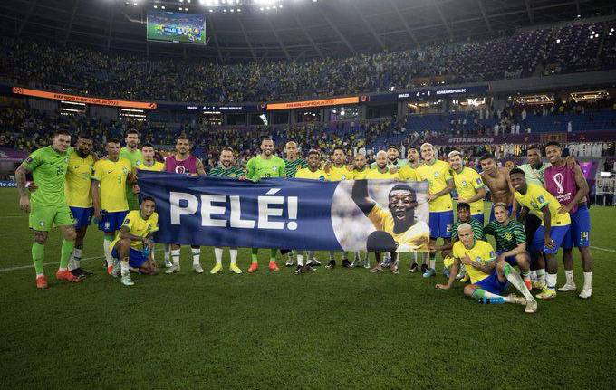 Los jugadores brasileños, con la manta de apoyo a Pelé.