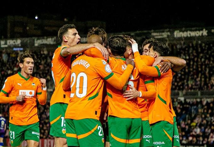 El Valencia hace valer su pegada para pasar de ronda en Elda