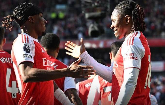 Arsenal logró un triunfo que los mantiene en la lucha por el título de la Premier League.