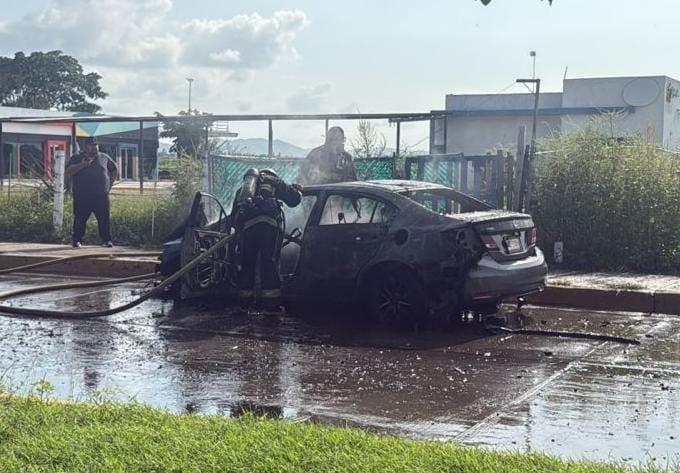 $!Incendio consume por completo un auto en Mazatlán; conductor sale ileso