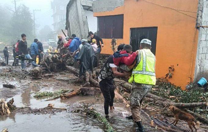 Brigadas de diversas corporaciones participan en tareas de rescate y apertura de caminos en los estados afectados por las intensas lluvias.