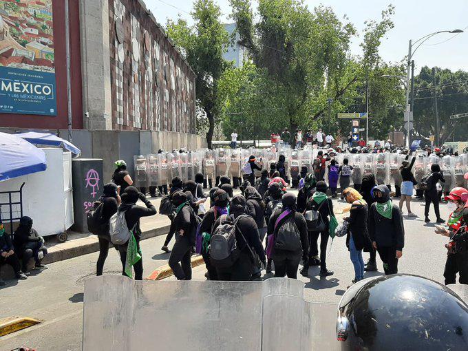 Protesta de mujeres en Ciudad de México avanza hasta el Zócalo sin enfrentarse con policías