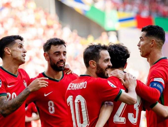 Portugal amarra el primer puesto al golear a Turquía