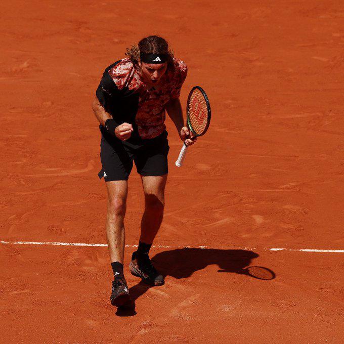 $!Tsitsipas supera su estreno en Roland Garros