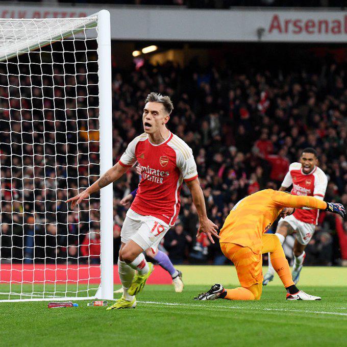 $!Arsenal vence al Liverpool y acecha la cima