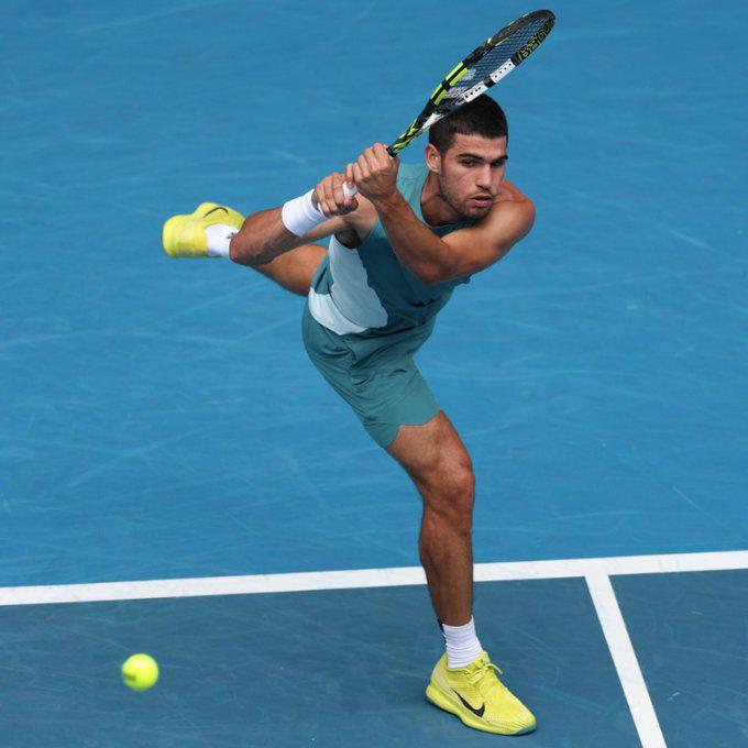 $!Alcaraz acelera a toda velocidad y vuela a la tercera ronda en Melbourne