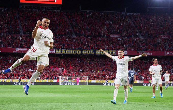 Alexis Sánchez celebra el gol que le dio el triunfo y “oxígeno” al Sevilla.