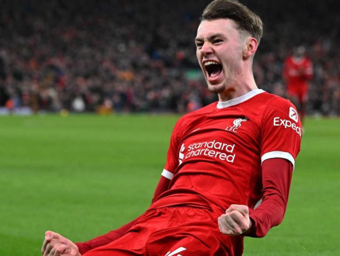 Liverpool mantiene la cima tras golear al Chelsea