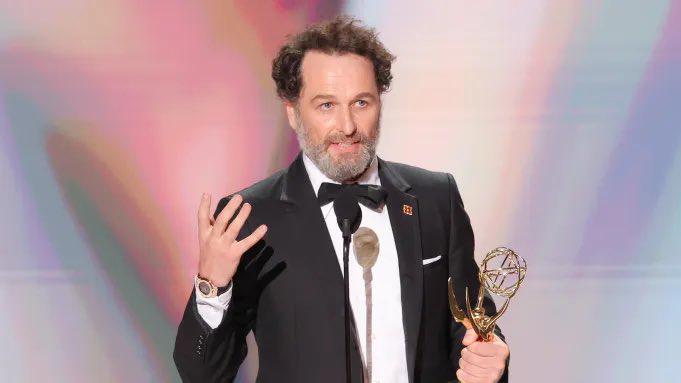 $!Matthew Rhys hace historia y se convierte en el primer actor en llevarse dos premios como actor protagónico en una misma noche por ‘The Beast In Me’ y ‘Widow’s Bay’