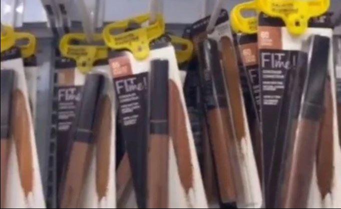 Usuarios se van contra Walmart en EU por colocar candados en maquillaje para mujeres de piel morena