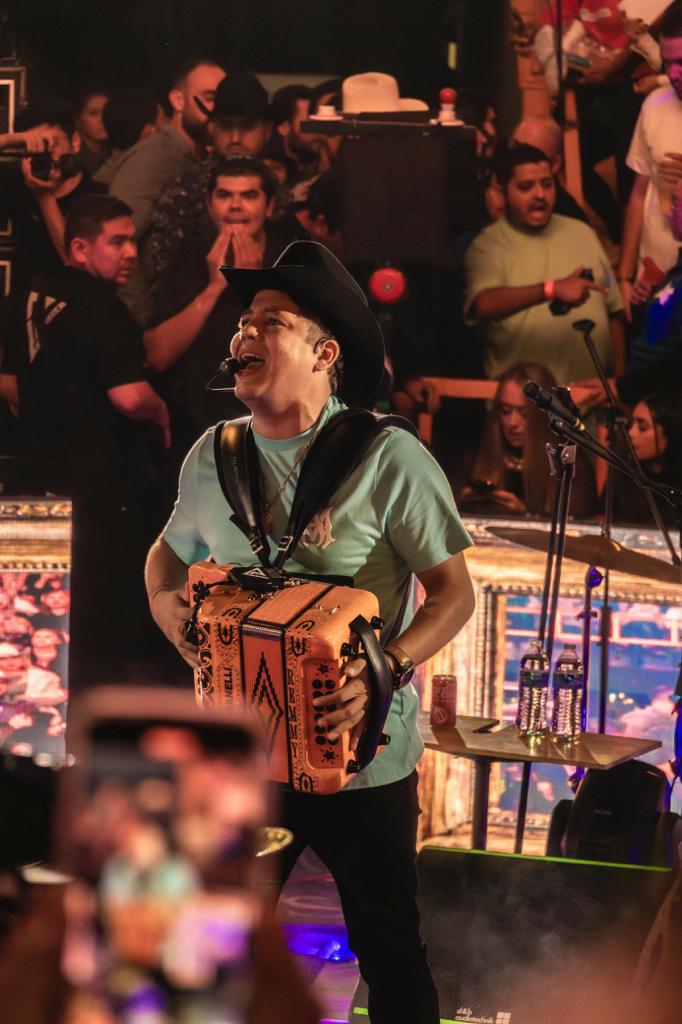 $!Remmy Valenzuela enciende al público del Palenque Culiacán