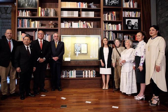 Depositan cenizas de Octavio Paz, premio Nobel de Literatura, en el Colegio de San Ildefonso