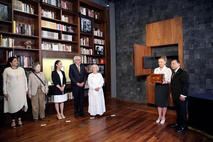 Depositan cenizas de Octavio Paz, premio Nobel de Literatura, en el Colegio de San Ildefonso
