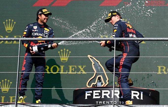 Max Verstappen y el mexicano Sergio “Checo” Pérez festejan su 1-2 en el Gran Premio de Bélgica.